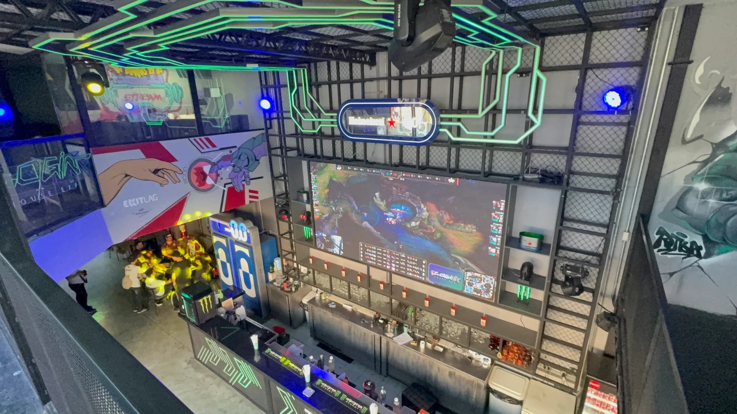 Arena vazia com palco iluminado antes da porta abrir pro público.