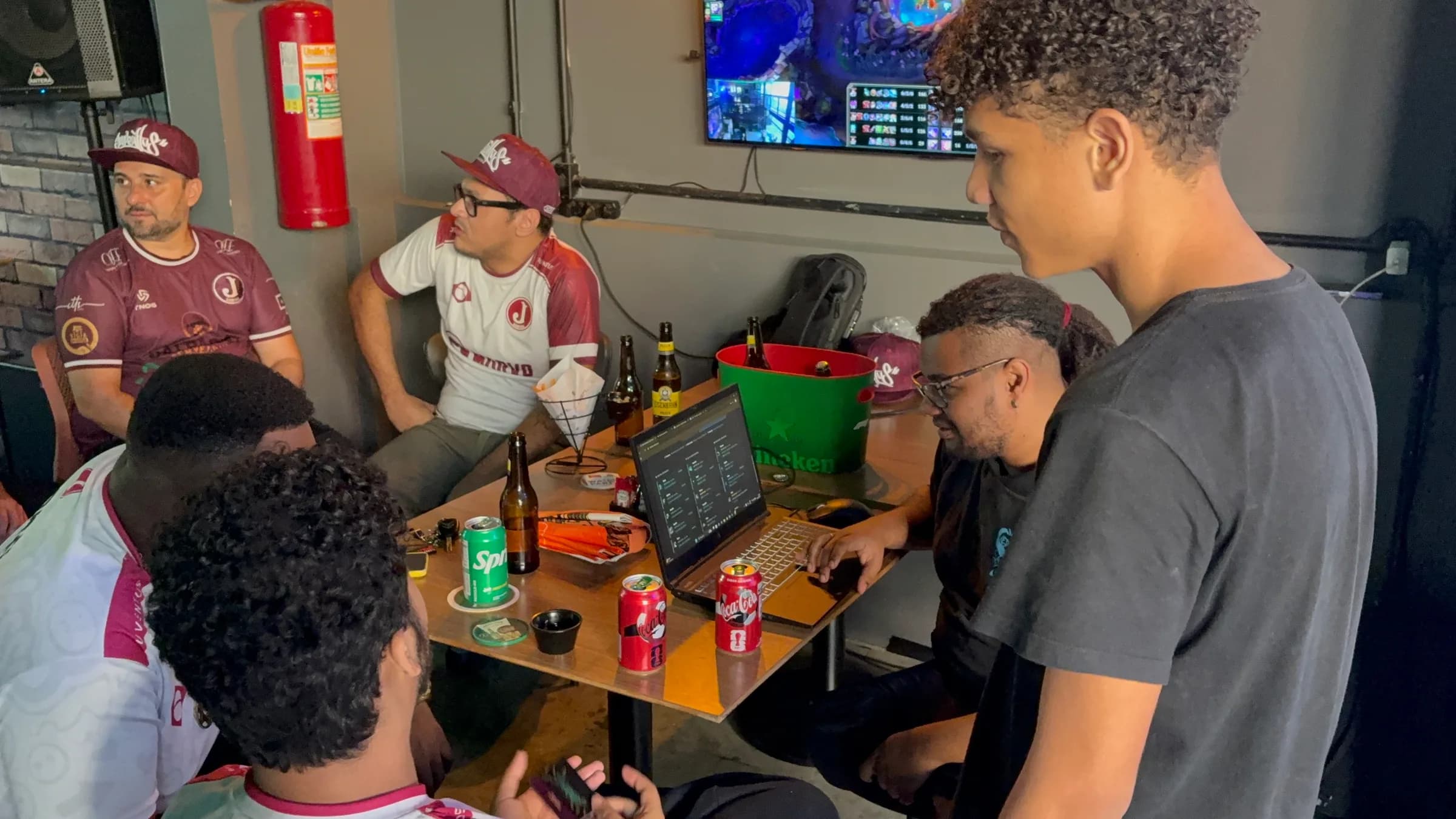Setup de PCs da equipe competindo durante a temporada.