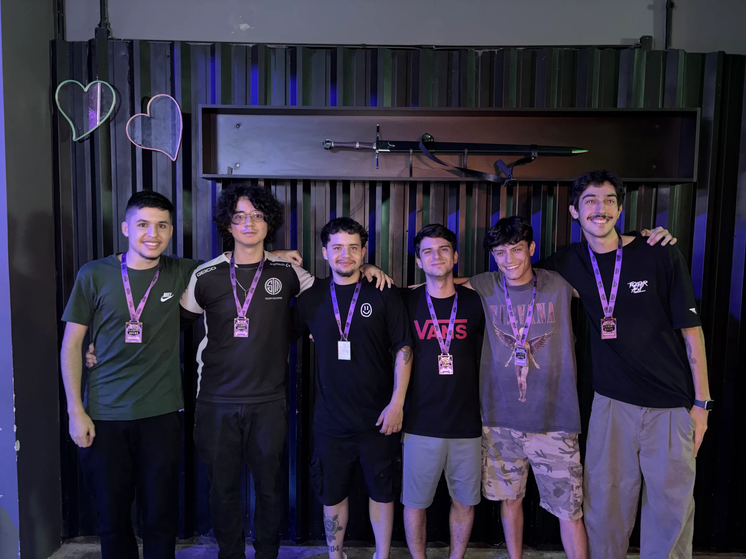 Equipe reunida nos bastidores com as medalhas da temporada.